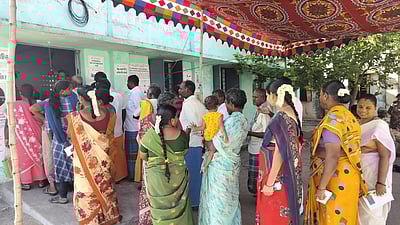 308 வாக்காளா்களுக்கு டோக்கன் விநியோகித்து வாக்குப் பதிவு